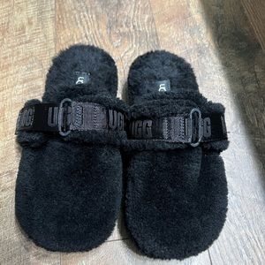 New UGGs slippers no box size 6 woman's